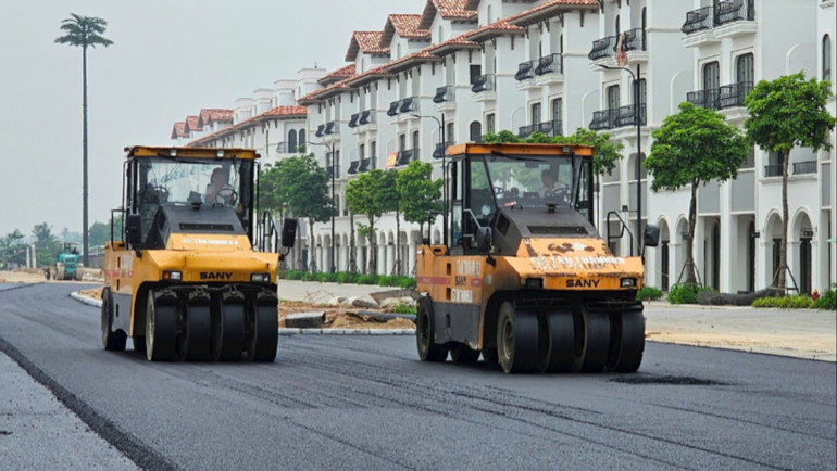 Nhà thầu thi công nền đường Đại lộ nam Sông Mã giai đoạn 2 thuộc phường Quảng Châu (Thanh Hóa). (Ảnh MAI LUẬN) 3-6222.jpg