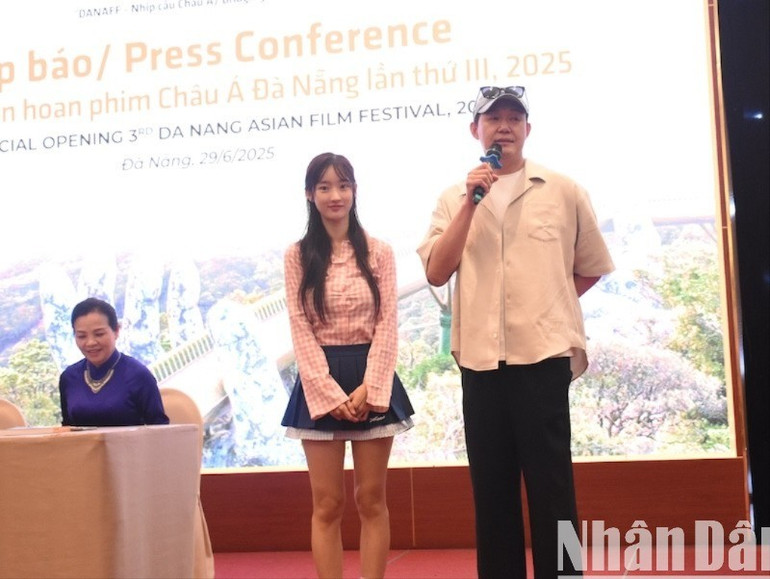 Nam diễn viên Park Sung Woong đã đến Đà Nẵng, xuất hiện tại buổi họp báo sáng nay và gửi lời chào đến Đà Nẵng-Việt Nam. (Ảnh: ANH ĐÀO) dsc-0274-6666.jpg