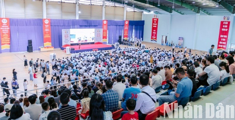 Gần 800 thí sinh đến từ các tỉnh, thành khu vực miền Trung-Tây Nguyên về Đà Nẵng tham gia tranh tài. (Ảnh: ANH ĐÀO) img-6008-238.jpg