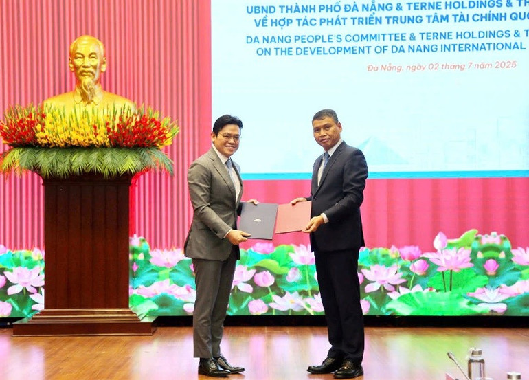 Ông Hồ Kỳ Minh, Phó Chủ tịch Thường trực Ủy ban nhân dân thành phố Đà Nẵng (bên phải) và ông Andy Khoo, Đại diện Liên danh Terne Holdings - The One Destination trao biên bản ghi nhớ hợp tác. (Ảnh: PN) 6b9e8d37af8918d74198.jpg