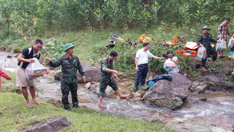 Quân khu 5 tiếp cận nhiều khu vực bị chia cắt tại các xã miền núi thành phố Đà Nẵng, hỗ trợ người dân. 767076ea84ae08f051bf-3945.jpg