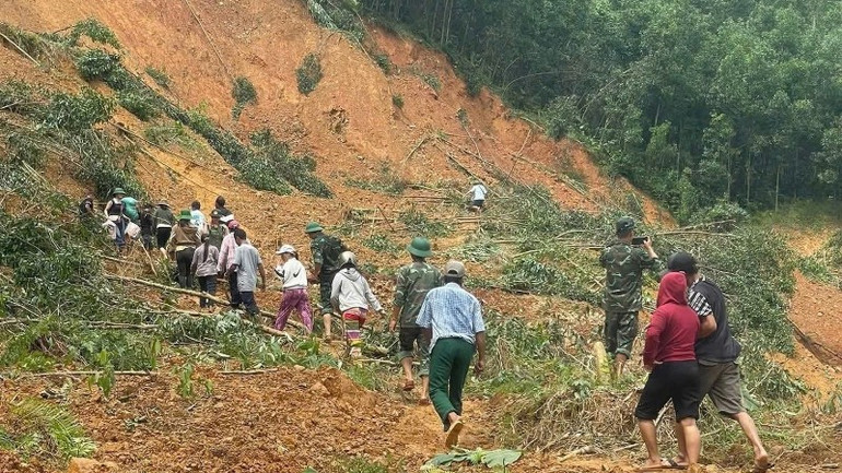 Nhiều xã vùng núi, biên giới của thành phố Đà Nẵng bị sạt lở nặng sau mưa lũ, gây chia cắt và chưa thể khắc phục. 1251390743418837434-3815.jpg