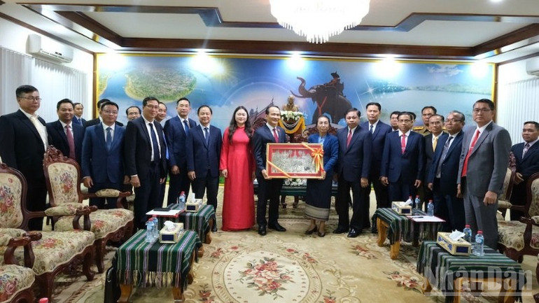 Đoàn công tác của Thường trực Thành ủy Đà Nẵng thăm, chào xã giao lãnh đạo tỉnh Attapue-Lào. (Ảnh: ANH ĐÀO) ndo_br_112-3131.jpg