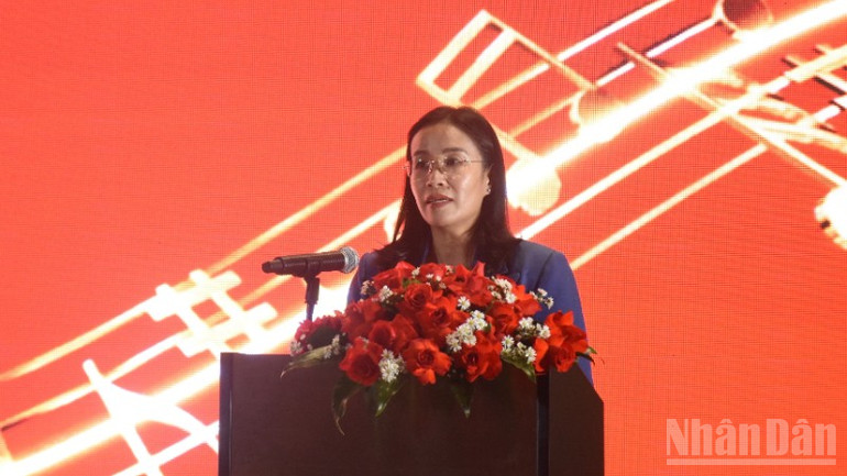 นางสาวเหงียน ถิ อันห์ ถิ รองประธานคณะกรรมการประชาชนนครดานัง กล่าวสุนทรพจน์ในงานนี้ (ภาพ: ANH DAO) ndo_br_dsc-0503-6107.jpg