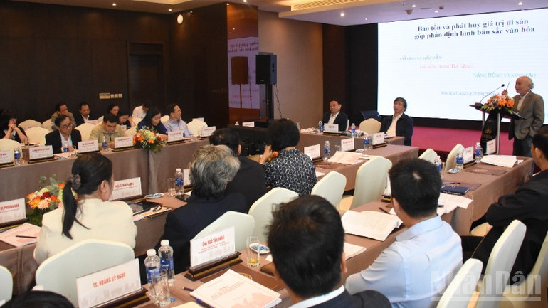 Banyak pendapat yang bersemangat tentang memelihara dan mengembangkan nilai budaya Da Nang di ruang baharu. ndo_br_dsc-0449-8710.jpg