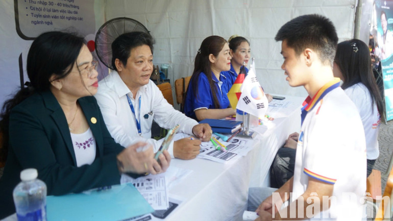 Nhiều sinh viên tìm kiếm cơ hội việc làm tại Đức, Nhật Bản. (Ảnh: ANH ĐÀO) 7b74f8221511a14ff800-278.jpg