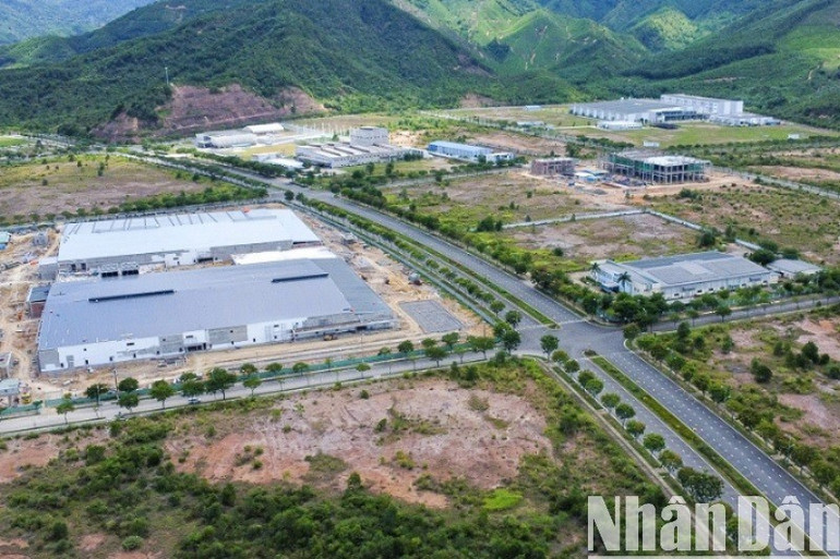 Khu thương mại tự do Đà Nẵng sẽ là trung tâm sản xuất, đầu mối trung chuyển hàng hóa quốc tế gắn kết với cảng Liên Chiểu, sân bay quốc tế Đà Nẵng và hành lang kinh tế Đông-Tây, trong ảnh là một góc Khu công nghệ cao Đà Nẵng. (Ảnh: ANH ĐÀO) 4f58349b38048a5ad315-5623.jpg