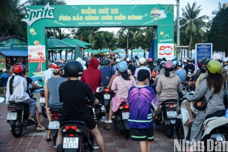 Người dân, du khách cần gửi xe, tư trang tại các bãi trông giữ xe, tránh mang theo tài sản có giá trị khi đi tắm biển. (Ảnh: ANH ĐÀO) f2ec3edb3d988ac6d389-5894.jpg