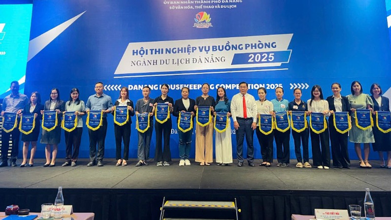 គណៈកម្មាធិការរៀបចំពិធីប្រគល់ទង់វត្ថុអនុស្សាវរីយ៍ដល់អង្គភាពដែលចូលរួមការប្រកួត។ 6ab176a43b88b1d6e899-6651.jpg