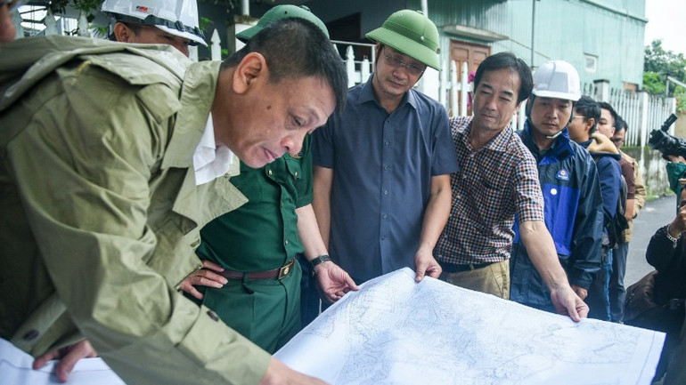 Bí thư Thành ủy Đà Nẵng Lê Ngọc Quang nghe các đơn vị báo cáo về tình hình chủ động ứng phó mưa bão tại phường Hòa Khánh. 1d7816d0ff30726e2b21-9482.jpg