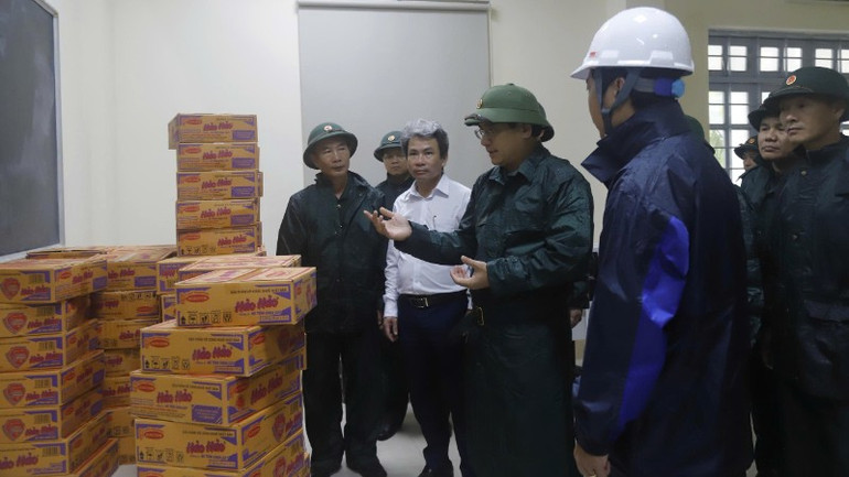 Đoàn kiểm tra tại kiểm tra khu vực bố trí sơ tán người dân các vùng ngập lụt tại Đại học Sư phạm-Đại học Đà Nẵng. af17164ae2ad6ff336bc-9093.jpg