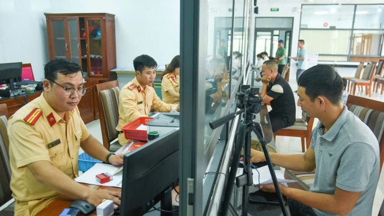 Công an Đà Nẵng khuyến cáo người dân kiểm tra và đổi giấy phép lái xe loại giấy qua loại thẻ PET. (Ảnh: Công an cung cấp) 1833628377046104941-8061.jpg