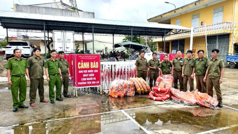 Công an các xã của thành phố Đà Nẵng sẵn sàng xung kích hỗ trợ người dân. 3128022873505641497-3199.jpg