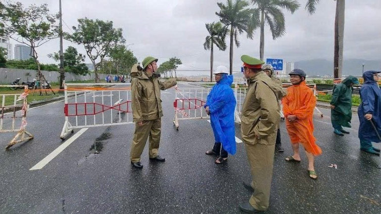 Công an Đà Nẵng túc trực tại các điểm xung yếu phòng chống bão số 12. a2da9d2a4bc8c6969fd9-2372.jpg