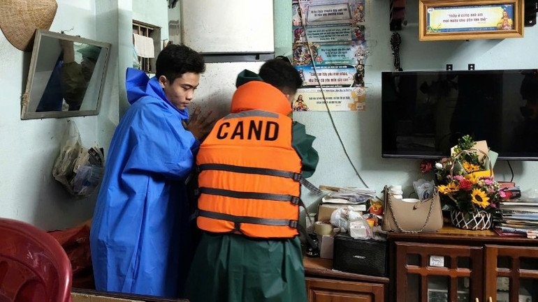 Tuổi trẻ Công an Đà Nẵng xung kích tuyến đầu ứng phó bão số 12. 0d8d74eaa2082f567619-1876.jpg