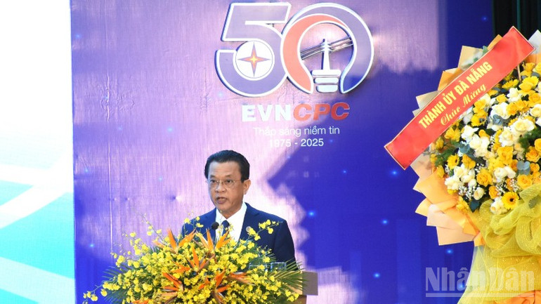 Ông Lê Tấn Cư, Tổng giám đốc EVNCPC phát biểu tại chương trình. (Ảnh: ANH ĐÀO) ndo_br_dsc-6345-5731.jpg