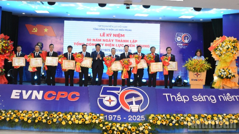 Ông Nguyễn Anh Tuấn, Phó Bí thư Đảng ủy, Tổng Giám đốc Tập đoàn Điện lực Việt Nam trao Tặng Bằng khen của Thủ tướng Chính phủ cho 2 tập thể và 8 cá nhân đã có nhiều thành tích trong công tác, góp phần vào sự nghiệp xây dựng chủ nghĩa xã hội và bảo vệ Tổ quốc. (Ảnh: ANH ĐÀO) ndo_br_12-2678.jpg