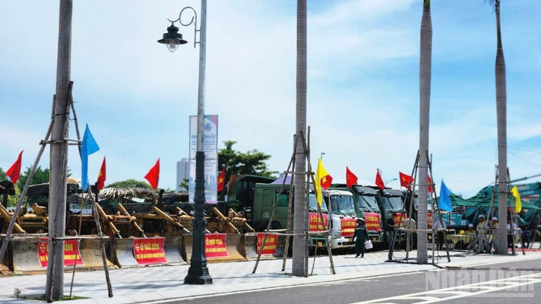 기공식을 위해 준비된 차량들. (사진: ANH DAO) ndo_br_39e9560a56d5de8b87c4-5362.jpg