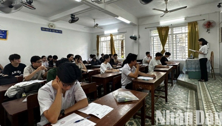 Các thí sinh nghe phổ biến quy chế thi và điều chỉnh các thông tin tại Điểm thi trường trung học cơ sở Kim Đồng. 9b13bb4bff8348dd1192-1985.jpg