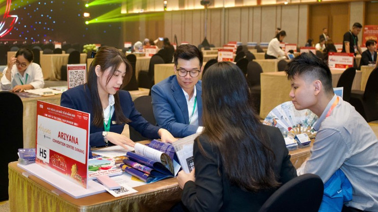 Các doanh nghiệp du lịch tìm hiểu, kết nối tại sự kiện. z7121668853407-5ae0ee433af050ea15e6a7ff1bdc24fc-6868.jpg