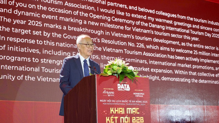 Ông Vũ Thế Bình, Chủ tịch Hiệp hội Du lịch Việt Nam phát biểu khai mạc. hinh-2-vu-the-binh-chu-tich-hiep-hoi-du-lich-viet-nam-mo-man-phat-bieu-khai-mac-tai-su-kien-3998.jpg
