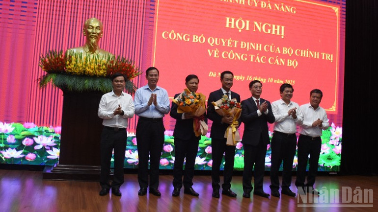 Ban Thường vụ Tỉnh ủy Quảng Trị tặng hoa chúc mừng các đồng chí nhận nhiệm vụ mới. (Ảnh: ANH ĐÀO) ndo_br_quang-tri-tang-hoa-1927.jpg