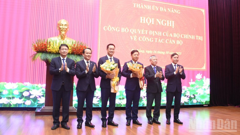 Ban Thường vụ Thành ủy Đà Nẵng tặng hoa chúc mừng các đồng chí nhận nhiệm vụ mới. (Ảnh: ANH ĐÀO) ndo_br_thanh-uy-da-nang-tang-hoa-48.jpg