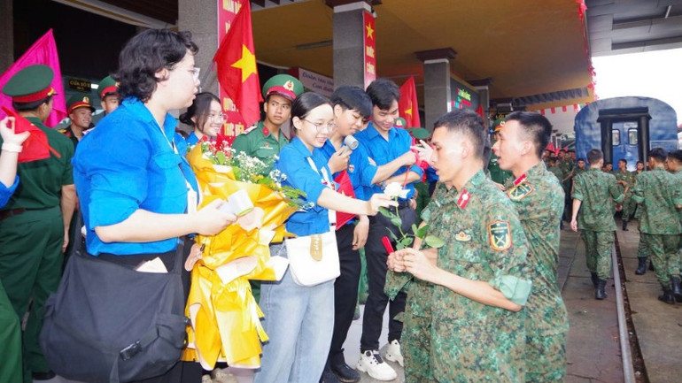Các bạn đoàn viên trao tặng hoa mừng các cán bộ chiến sĩ đã hoàn thành xuất sắc nhiệm vụ. f3ae9f399f1714494d06-8738.jpg