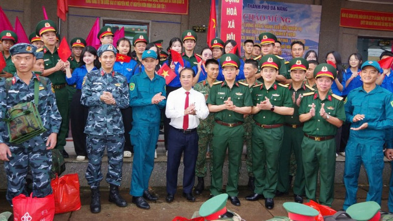Bộ Tư lệnh Quân khu 5 và lãnh đạo địa phương chụp ảnh lưu niệm cùng Đoàn cán bộ, chiến sĩ A80. 3ea5478544abcff596ba-1-9852.jpg