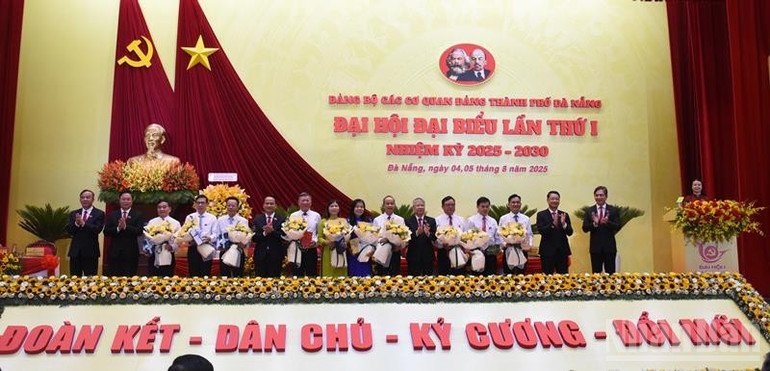 Thường trực Thành ủy Đà Nẵng tặng hoa cảm ơn các đồng chí thôi không tham gia Ban Chấp hành Đảng bộ Các cơ quan Đảng thành phố Đà Nẵng. ndo_br_dsc-2630.jpg