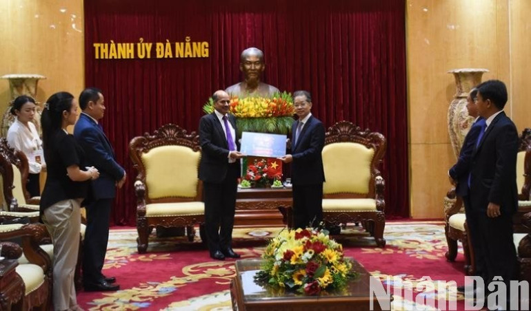 Bí thư Thành ủy Đà Nẵng trao quà lưu niệm là bức ảnh chụp Lễ hội Pháo hoa Quốc tế Đà Nẵng năm 2025, tặng Ngài Sandeep Arya. (Ảnh: ANH ĐÀO) 17-4690.jpg