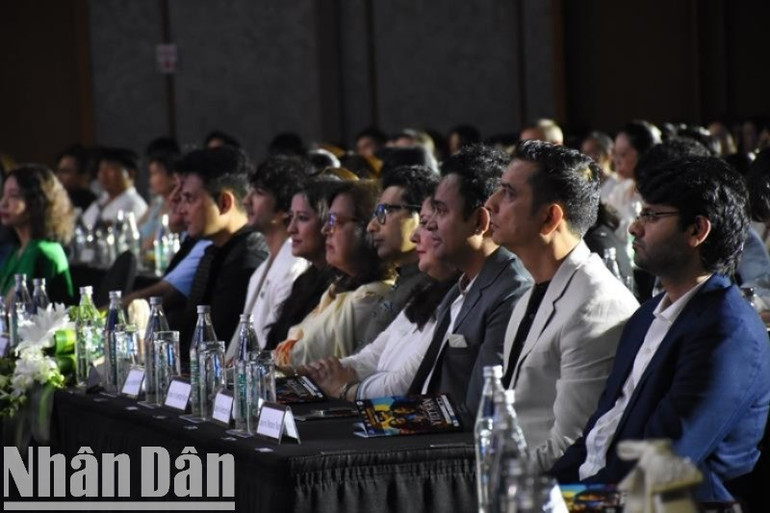 Buổi công chiếu với sự tham dự của nhiều khách mời đến từ Ấn Độ. (Ảnh: ANH ĐÀO) dsc-0877-4324.jpg