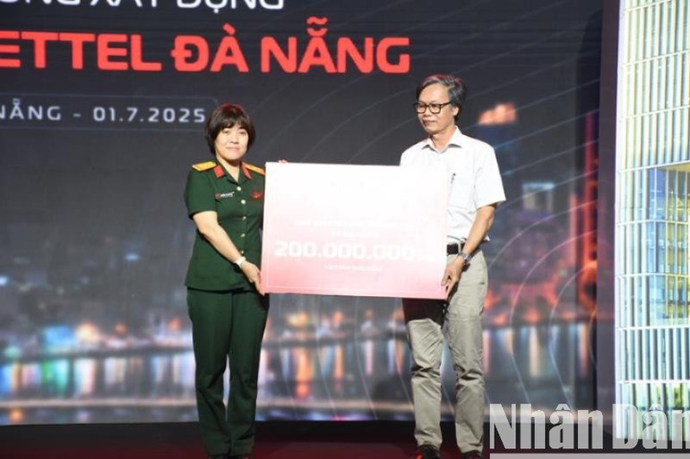 Tại chương trình, Tập đoàn Viettel trao tặng 200 triệu đồng cho quỹ khuyến học thành phố Đà Nẵng. (Ảnh: ANH ĐÀO) 4-1898.jpg