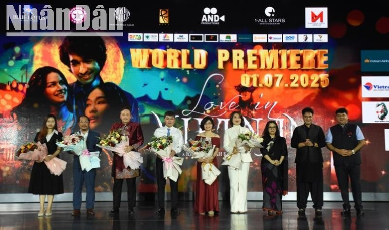Bà T. Ajungla Jamir, Phó Đại sứ Ấn Độ tại Việt Nam và Đoàn làm phim “Love in Vietnam” tặng hoa tri ân các đơn vị tài trợ cảnh quay tại Việt Nam. (Ảnh: ANH ĐÀO) dsc-0917-948.jpg