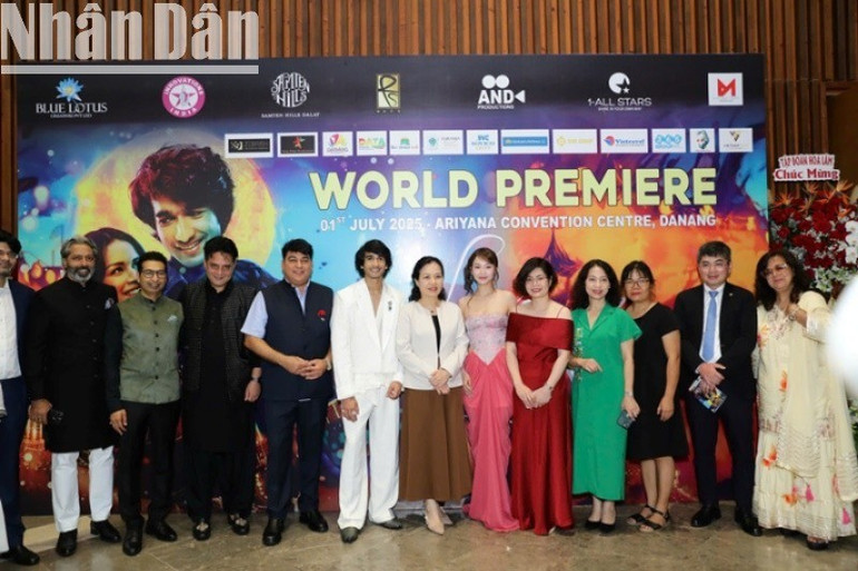Diễn viên chính Khả Ngân và Shantanu Maheshwari chụp ảnh lưu niệm với Ban tổ chức Liên Hoan Phim châu Á Đà Nẵng (DANAFF 2025). (Ảnh: ANH ĐÀO) f072fca24a00fd5ea411-1083.jpg