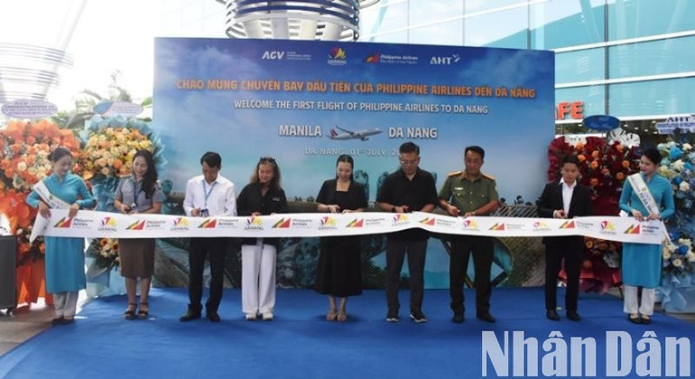 Các đại biểu thực hiện nghi thức cắt băng chính thức đón đường bay trực tiếp của Hãng hàng không quốc gia Philippine Airlines đến Đà Nẵng. (Ảnh: ANH ĐÀO) dsc-0773-1433.jpg
