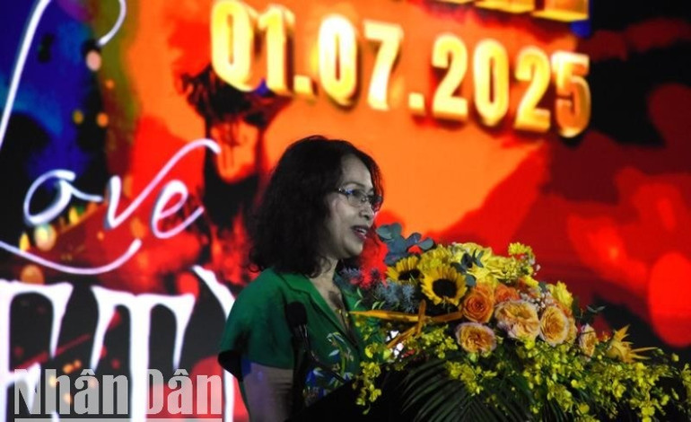 Nghệ sĩ Ưu tú Nguyễn Thị Hội An, Phó Giám đốc Sở Văn hóa, Thể thao và Du lịch Đà Nẵng phát biểu tại buổi công chiếu. (Ảnh: ANH ĐÀO) dsc-0899-6359.jpg