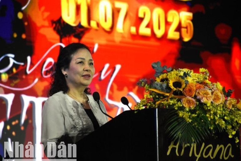 Tiến sĩ Ngô Phương Lan, Chủ tịch Hiệp hội Xúc tiến phát triển điện ảnh Việt Nam, phát biểu tại buổi công chiếu phim "Love in Vietnam". (Ảnh: ANH ĐÀO) dsc-0864-4687.jpg