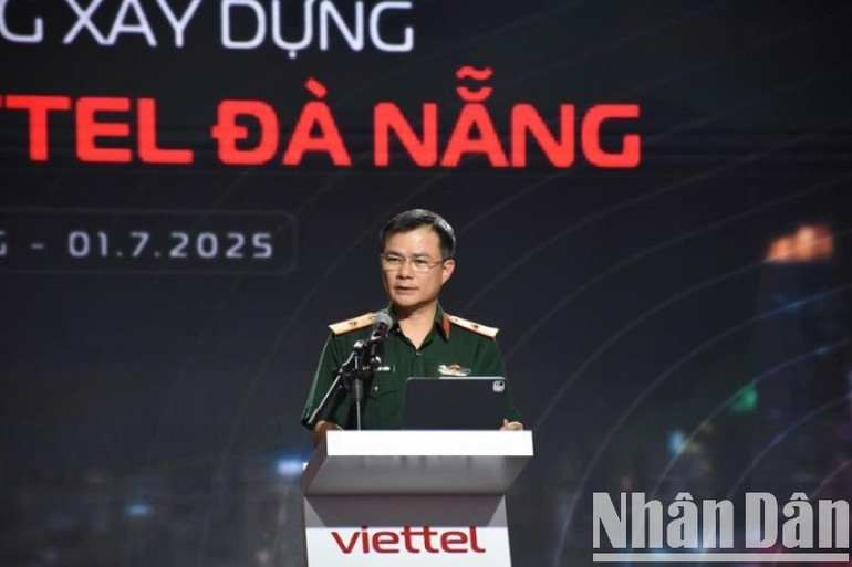 Thiếu tướng Tào Đức Thắng, Chủ tịch kiêm Tổng Giám đốc Tập đoàn Viettel phát biểu tại buổi lễ. (Ảnh: ANH ĐÀO) 2-511-8387.jpg