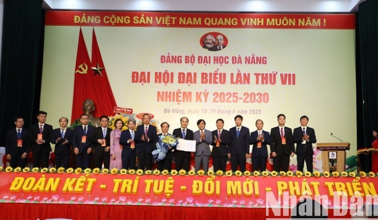 Ra mắt Ban Chấp hành Đảng bộ Đại học Đà Nẵng khoá VII, nhiệm kỳ 2025-2030. (Ảnh: ANH ĐÀO) img-0272-1180.jpg