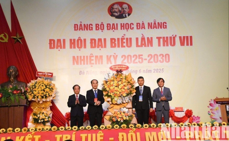 Phó Chủ tịch Thường trực Ủy ban nhân dân thành phố Đà Nẵng Hồ Kỳ Minh và đồng chí Tô Văn Hùng, Thành ủy viên, Phó Bí thư Đảng ủy, Chủ nhiệm Ủy ban Kiểm tra Đảng ủy Ủy ban nhân dân thành phố Đà Nẵng trao tặng hoa chúc mừng thành công Đại hội . (Ảnh: ANH ĐÀO) 7d07e37edc0e6b50321f-825.jpg