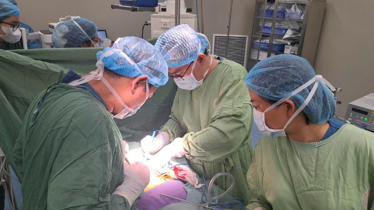 Doktor ekibi hastanın hayatını kurtarmak için ameliyat gerçekleştirdi. 33c05082bed933876ac8-9256.jpg