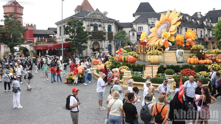 Da Nang erneuert und verbessert ständig seine Dienstleistungen und Reiseziele, um Touristen zu bedienen. (Foto: ANH DAO) ndo_br_dsc-5924-7112.jpg