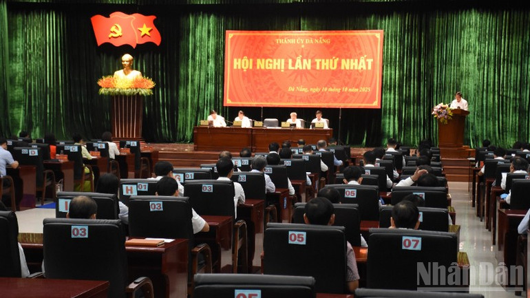 Toàn cảnh Hội nghị Ban Chấp hành Đảng bộ thành phố lần thứ nhất, khóa I. ndo_br_dsc-6485-462.jpg