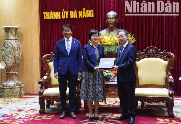 Bí thư Thành ủy Đà Nẵng tặng quà lưu niệm cảm ơn phu nhân Đại sứ đặc mệnh toàn quyền Nhật Bản tại Việt Nam Ito Naoki. 12-3687.jpg