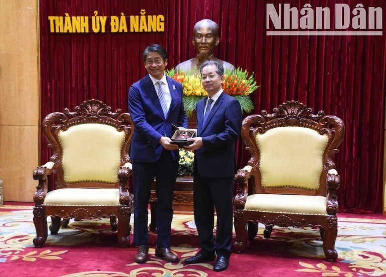 Đại sứ đặc mệnh toàn quyền Nhật Bản tại Việt Nam Ito Naoki tặng quà lưu niệm Bí thư Thành ủy Đà Nẵng Nguyễn Văn Quảng. ngai-dai-su-2923.jpg