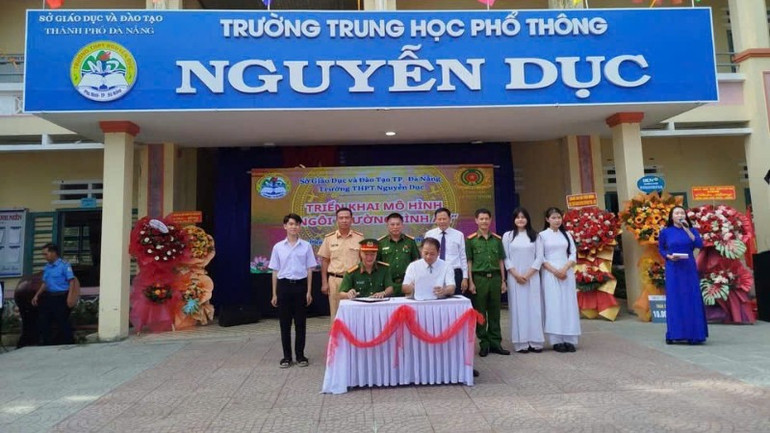 Đại tá Nguyễn Văn Tăng, Phó Giám đốc Công an thành phố Đà Nẵng và đại diện lãnh đạo nhà trường chứng kiến lễ ký kết xây dựng “Nhà trường bình an” 1b2be17b16449d1ac455-8718.jpg