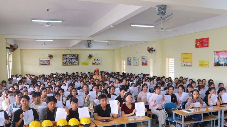 SInh viên Đà Nẵng cam kết việc chấp hành Luật trật tự an toàn giao thông đường bộ. 3c58afa94296c9c89087-3479.jpg