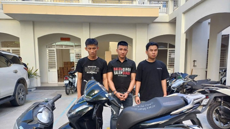Ba đối tượng và phương tiện gây án. (Ảnh: Công an cung cấp) e6c2e5937ca0f7feaeb1-8530.jpg