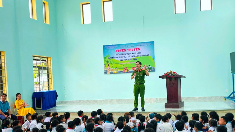 Công an xã A Vương đồng hành cùng học sinh trong đảm bảo an ninh trật tự, an toàn giao thông. 2721592632043720985-9132.jpg